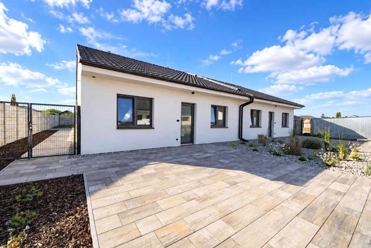Pronájem rodinného domu 90 m², pozemek 500 m², Hevlín – fotka 1 z 3