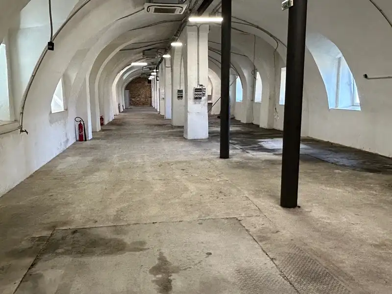 Pronájem skladového prostoru 450 m², Hajany – náhled fotky 1