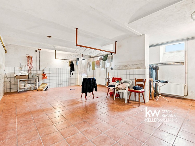 Комерційне приміщення на продаж, 1 601 м² (88 з 100)