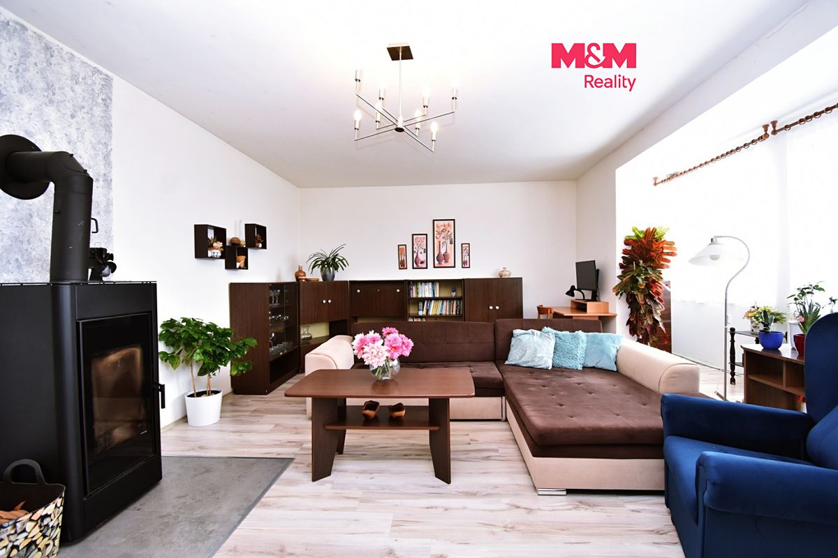 Prodej rodinného domu 340 m², pozemek 1006 m², Bochov – fotka 1 z 3