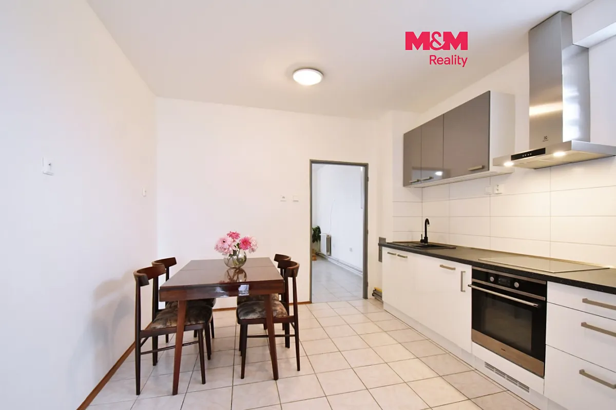 Prodej rodinného domu 300 m², pozemek 843 m²