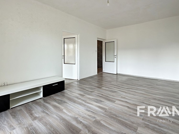 Pronájem bytu 3+1, 74 m² (2 z 15)