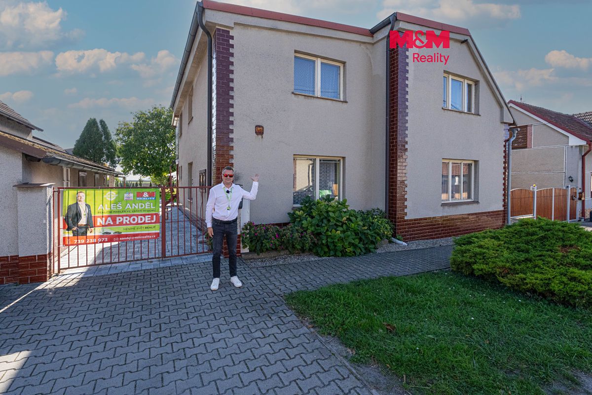 Prodej rodinného domu 275 m², pozemek 616 m², Činěves – fotka 1 z 3