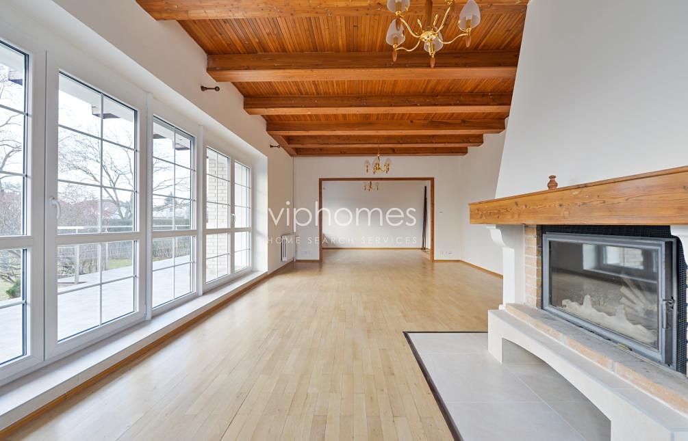 Pronájem vily 350 m², pozemek 745 m², Průhonice – fotka 1 z 3