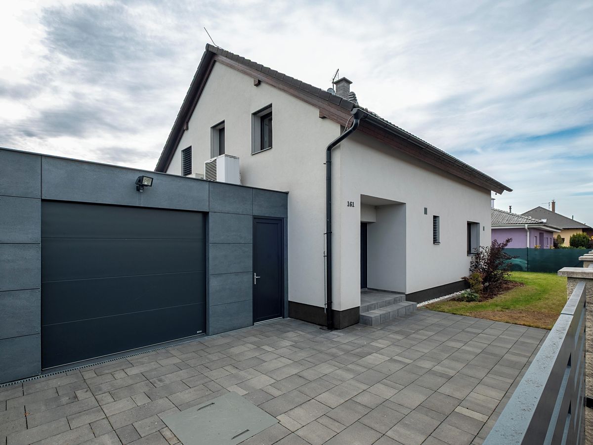Prodej rodinného domu 150 m², pozemek 695 m², Staré Jesenčany – fotka 1 z 3