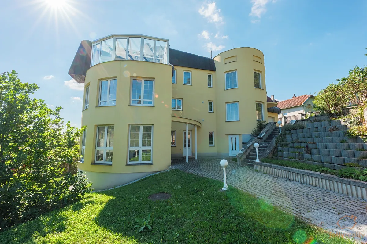Prodej rodinného domu 470 m², pozemek 929 m²