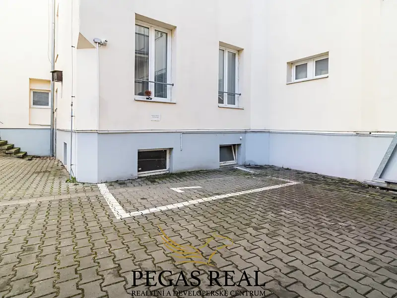 Pronájem garážového stání 15 m², Brno – náhled fotky 1