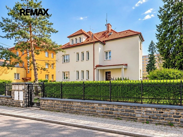 Pronájem bytu 3+kk, 74 m² (1 z 18)