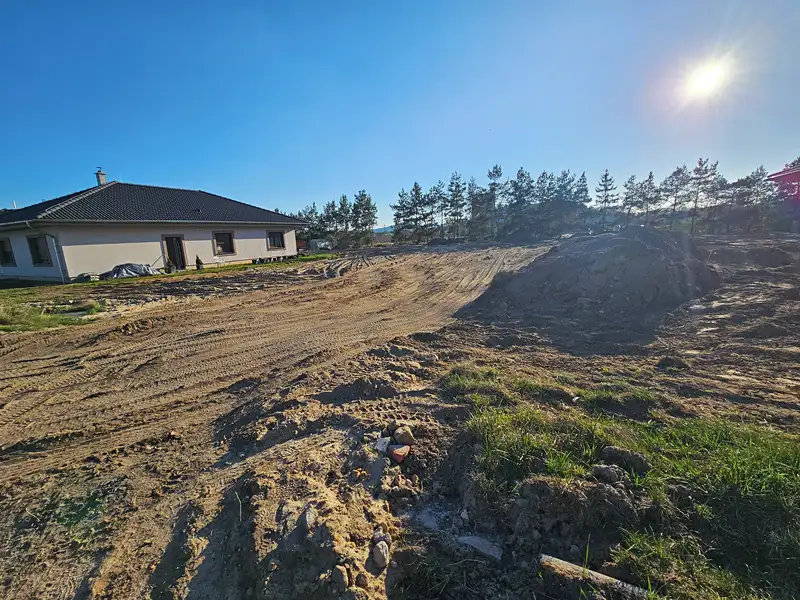 Prodej stavebního pozemku 1079 m², Doksy – náhled fotky 1