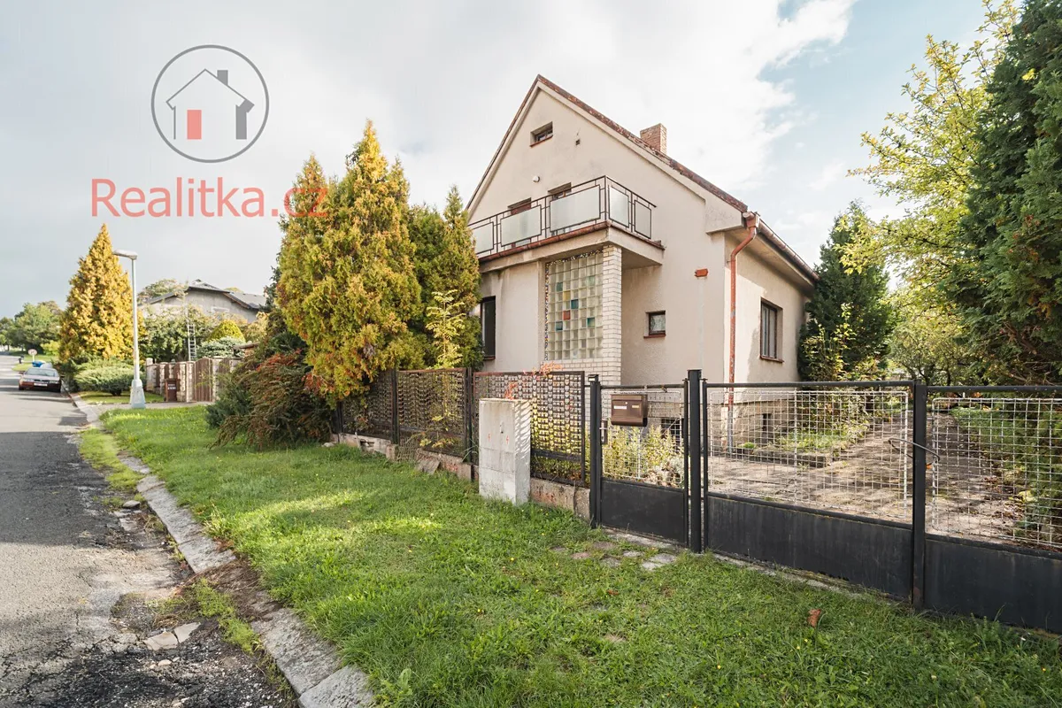 Prodej rodinného domu 244 m², pozemek 740 m²