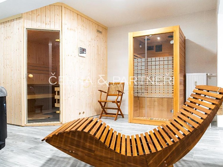 Pronájem komerčního prostoru, 105 m² (1 z 15)