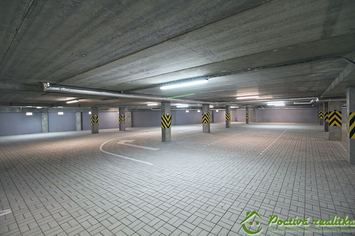 Prodej garážového stání 13 m², Milovice – fotka 1 z 3