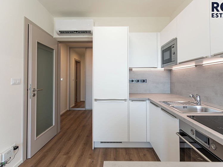 Pronájem bytu 1+kk, 35 m² (3 z 12)