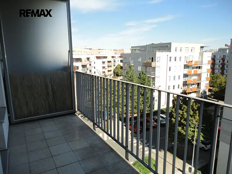 Pronájem bytu 1+kk 36 m², Praha – náhled fotky 3