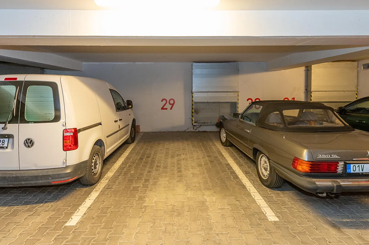 Pronájem garážového stání 13 m²