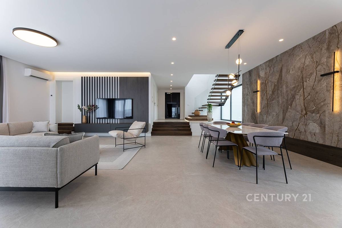 Prodej vily 330 m², pozemek 1030 m², Kaštela – fotka 1 z 3