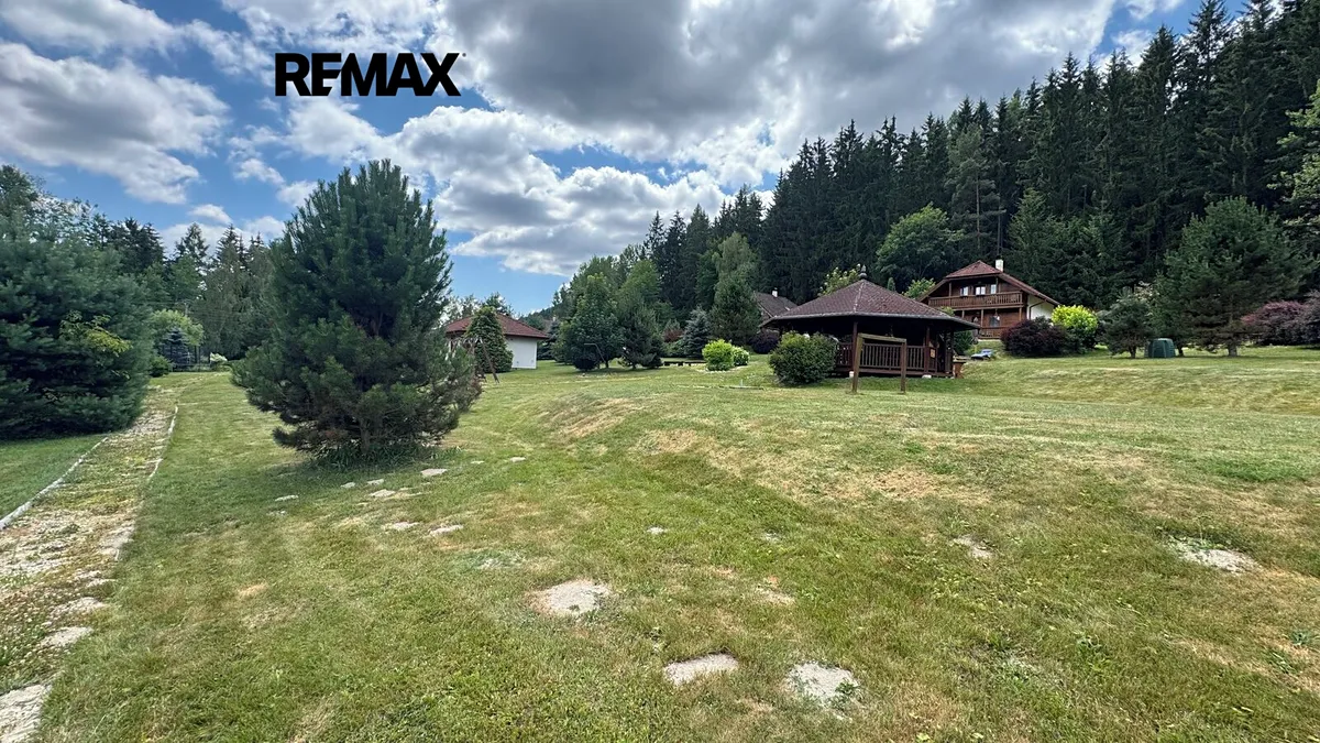 Prodej stavebního pozemku 1048 m²