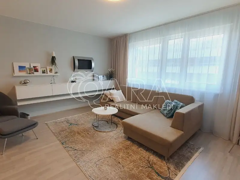 Pronájem bytu 1+kk 42 m², Praha – náhled fotky 1