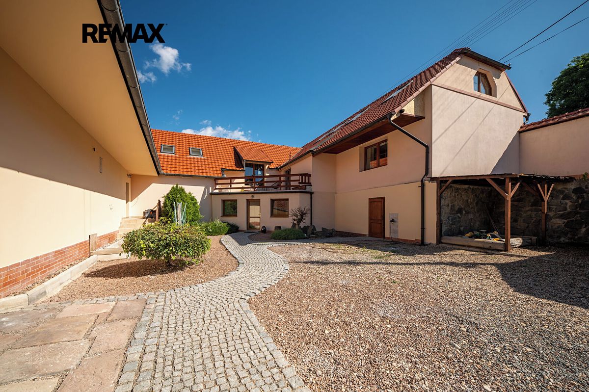 Prodej vícegeneračního domu 550 m², pozemek 1967 m², Lažany – fotka 1 z 3