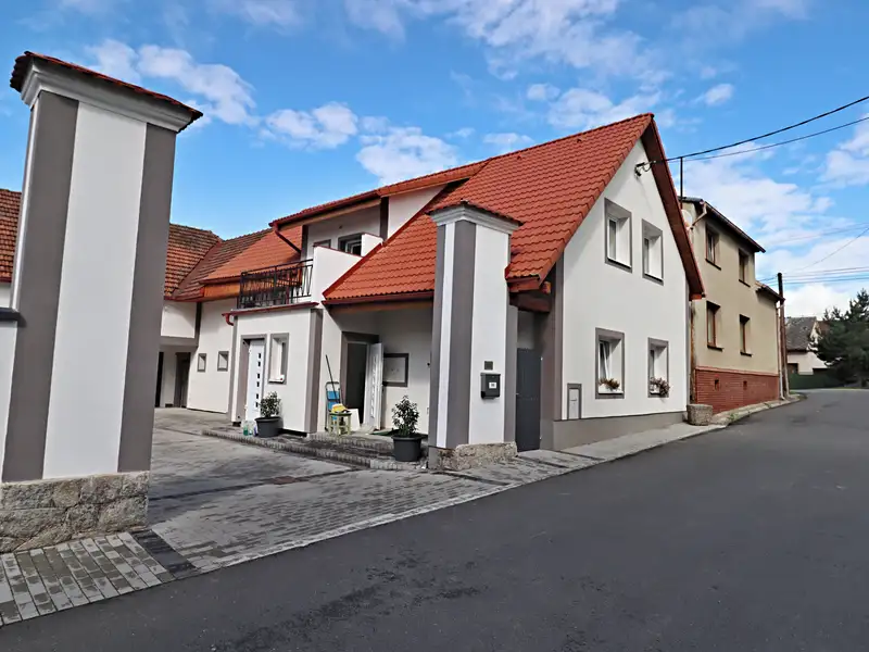 Prodej rodinného domu 459 m², pozemek 679 m², Chrastavice – náhled fotky 1