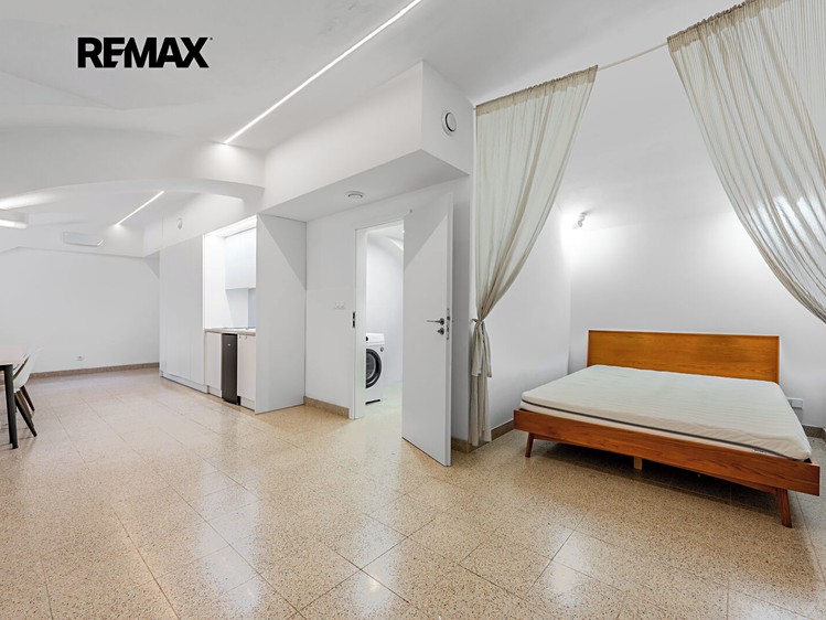 Pronájem bytu 1+kk, 40 m² (1 z 12)