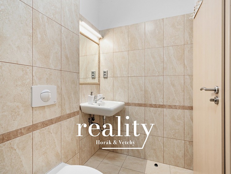 Prodej komerčního prostoru, 564 m² (36 z 55)