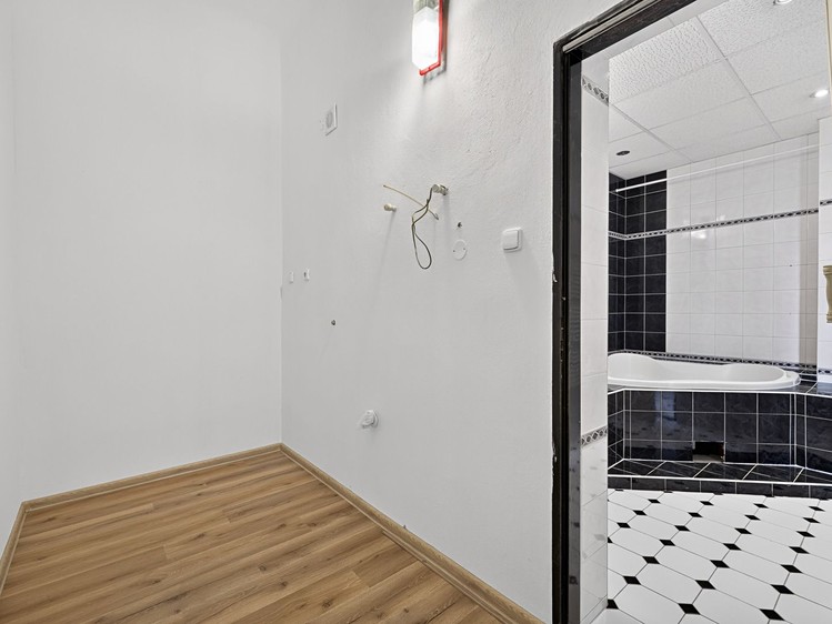 Prodej komerčního prostoru, 489 m² (33 z 73)