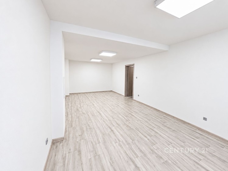 Prodej komerčního prostoru, 70 m² (2 z 12)