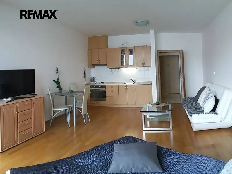Pronájem bytu 1+kk 33 m², Praha – náhled fotky 1