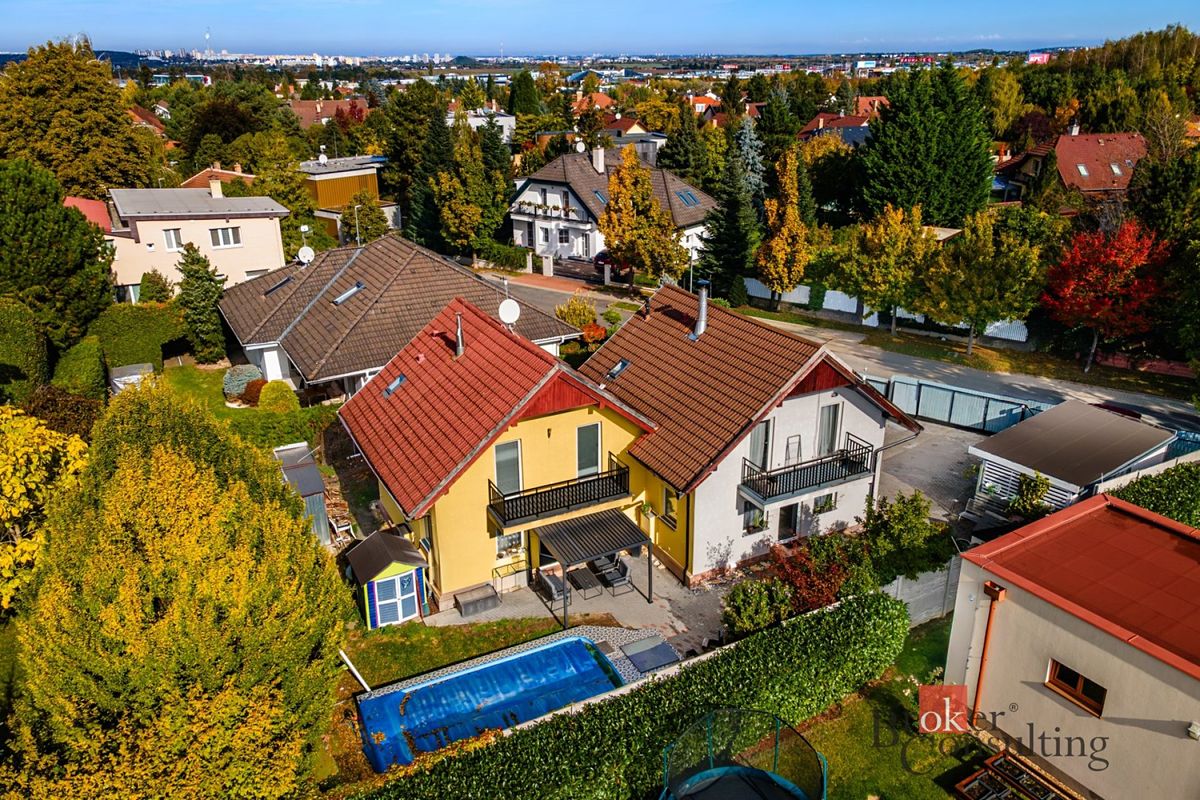 Prodej rodinného domu 196 m², pozemek 561 m², Průhonice – fotka 1 z 3