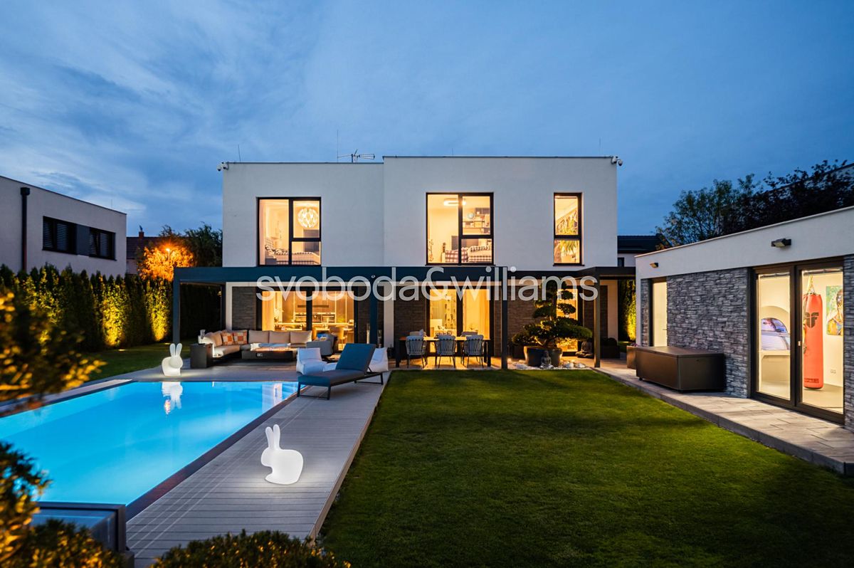 Prodej rodinného domu 238 m², pozemek 913 m², Zbuzany – fotka 1 z 3