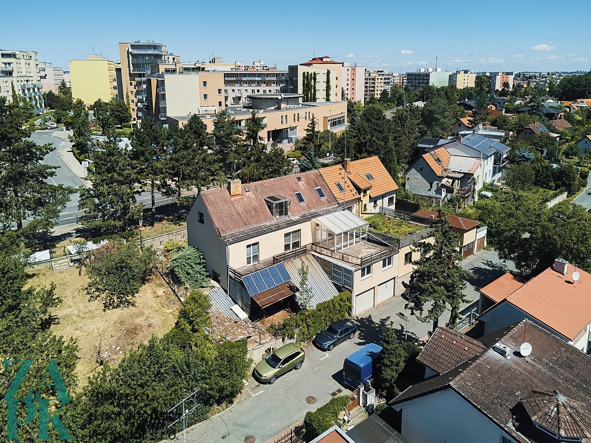 Prodej rodinného domu 458 m², pozemek 413 m², Praha – fotka 1 z 3