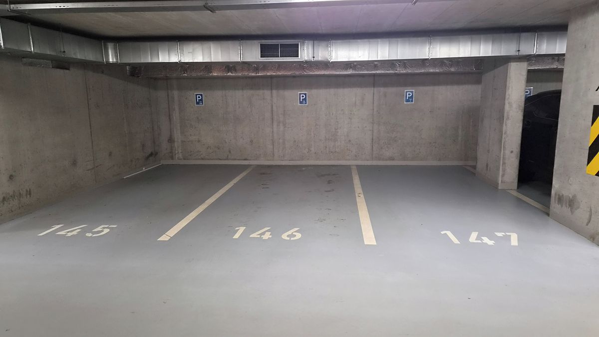 Pronájem garážového stání 15 m², Praha – fotka 1 z 3