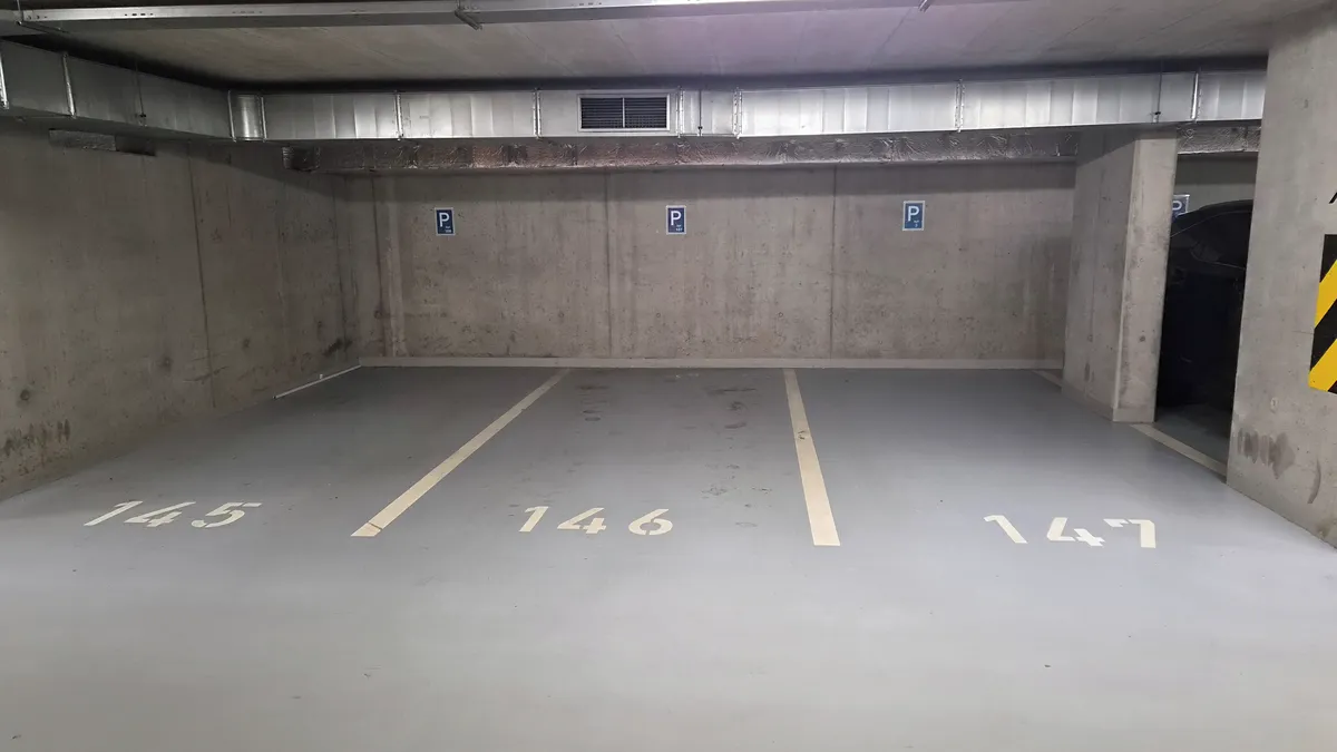Pronájem garážového stání 15 m²