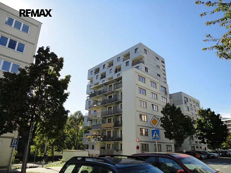 Pronájem bytu 1+kk 36 m², Praha – náhled fotky 1