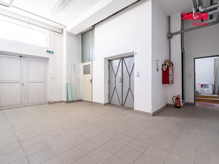 Комерційне приміщення на продаж, 1 200 м² (27 з 29)