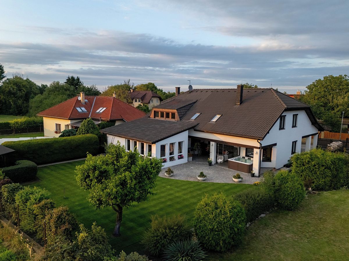 Prodej rodinného domu 290 m², pozemek 785 m², Zlatníky-Hodkovice – fotka 1 z 3
