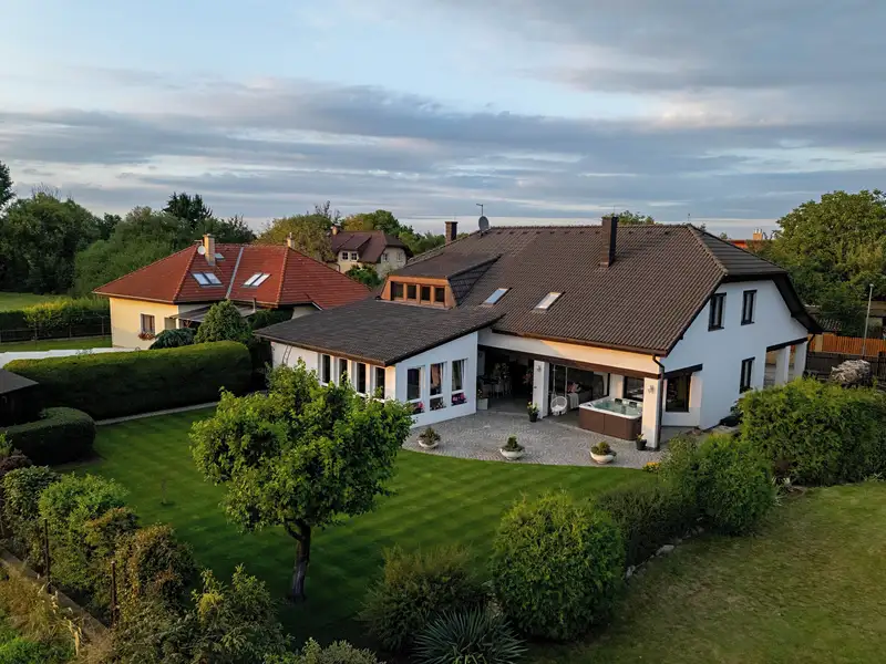 Prodej rodinného domu 290 m², pozemek 785 m², Zlatníky-Hodkovice – náhled fotky 1