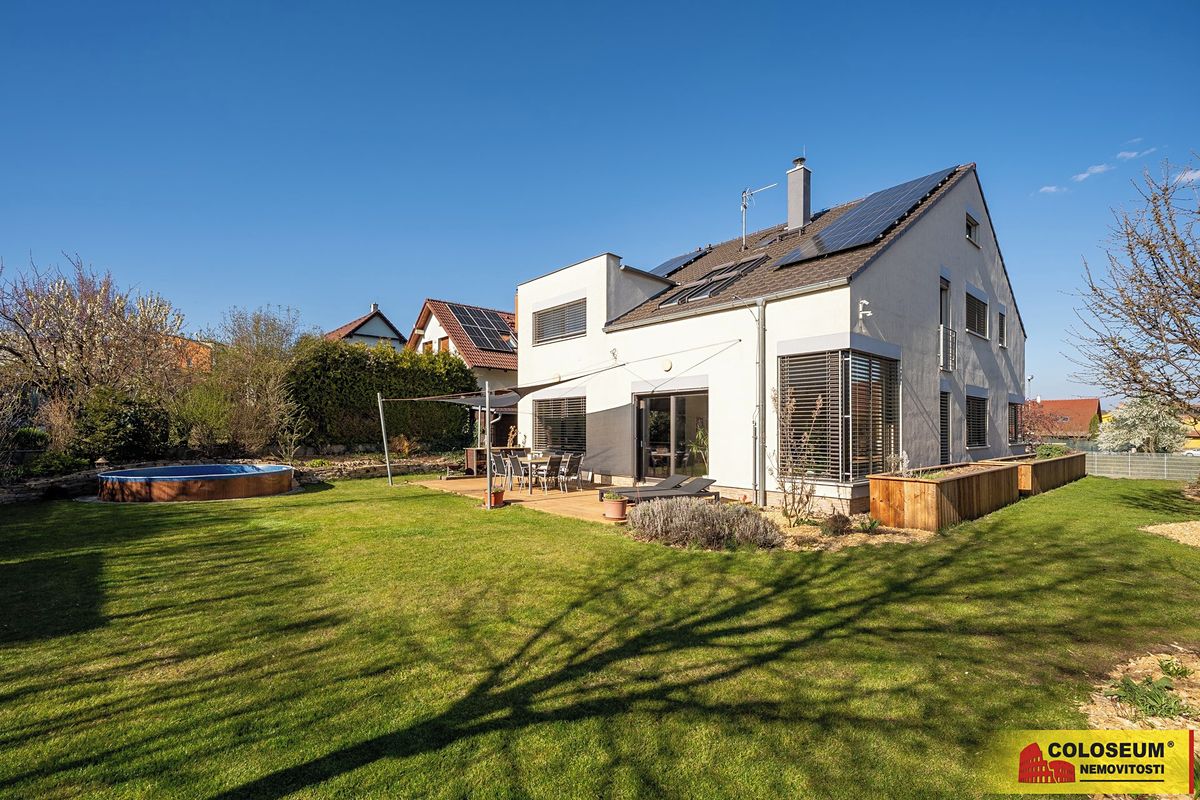 Prodej rodinného domu 287 m², pozemek 800 m², Bílovice nad Svitavou – fotka 1 z 3