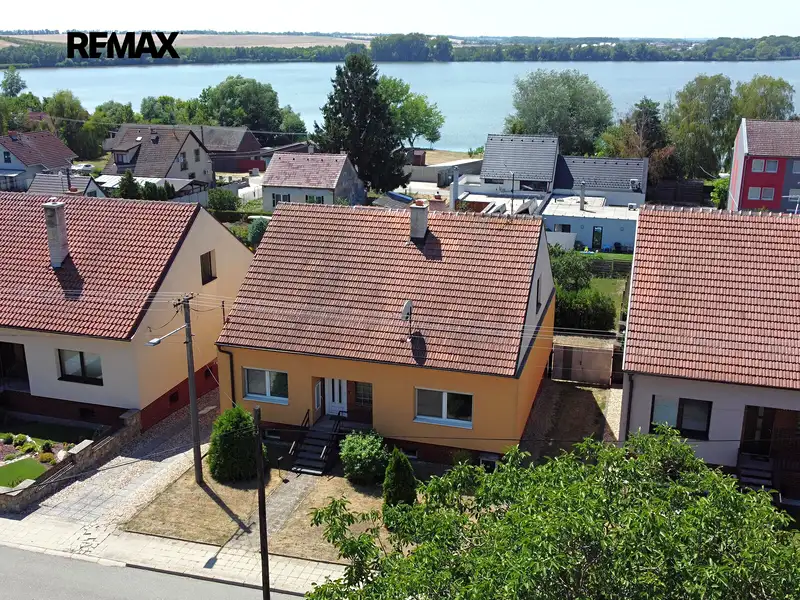 Prodej rodinného domu 216 m², pozemek 694 m², Pohořelice – náhled fotky 3