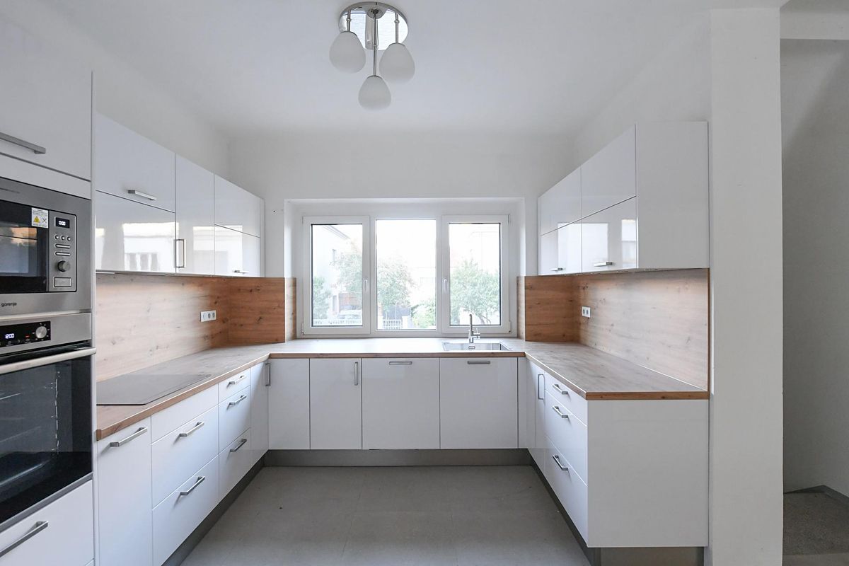 Pronájem rodinného domu 100 m², pozemek 146 m², Praha – fotka 1 z 3