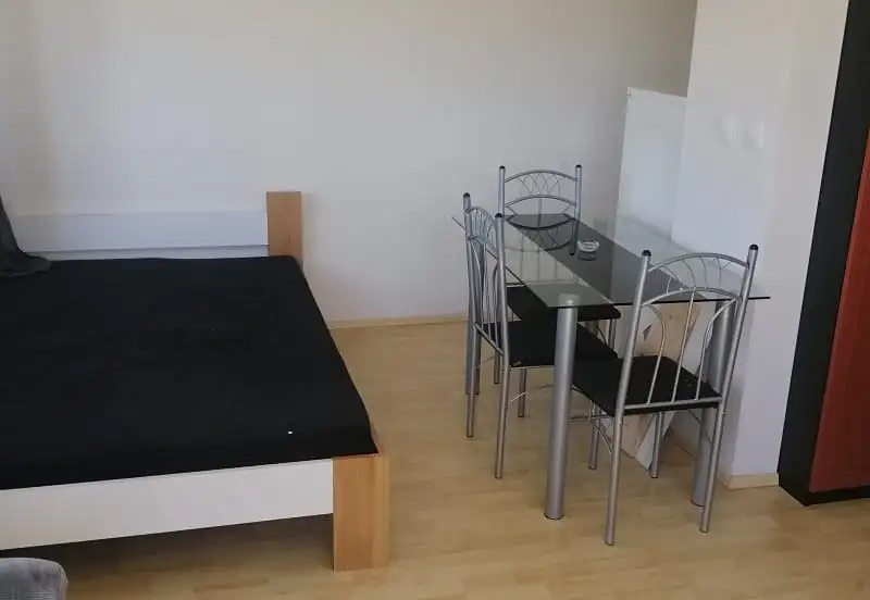 Pronájem bytu 1+kk 24 m², Praha – náhled fotky 1