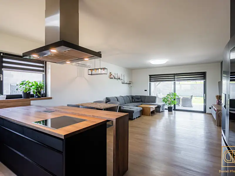 Prodej rodinného domu 140 m², pozemek 940 m², Hodějice – náhled fotky 2