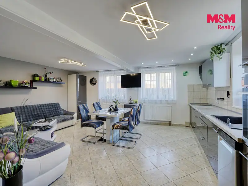 Prodej rodinného domu 225 m², pozemek 570 m², Dolany – náhled fotky 2