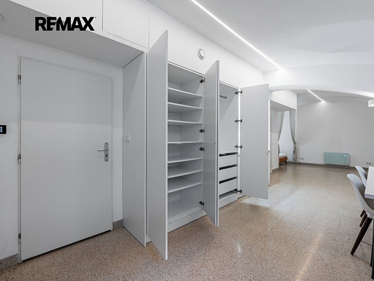 Pronájem bytu 1+kk, 40 m² (8 z 12)