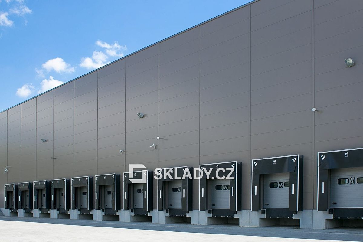 Pronájem skladového prostoru 3000 m², Holubice – fotka 1 z 3