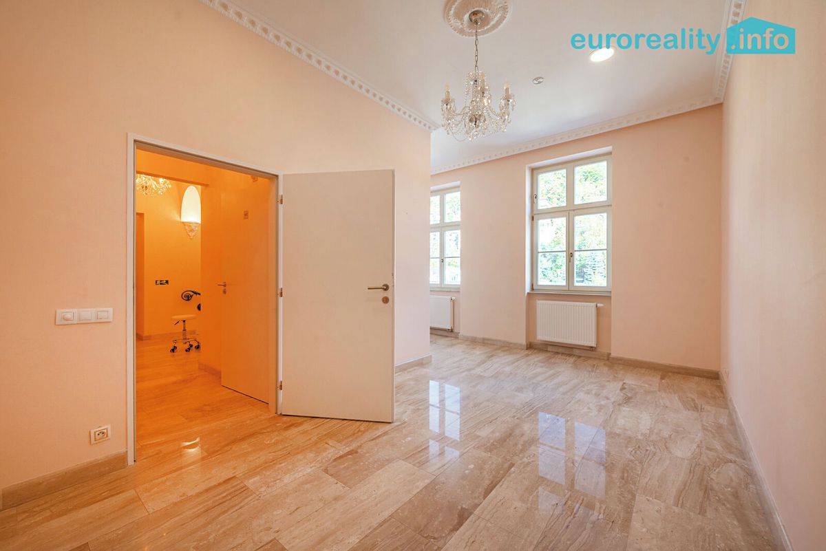 Pronájem obchodního prostoru 20 m², Karlovy Vary – fotka 1 z 3