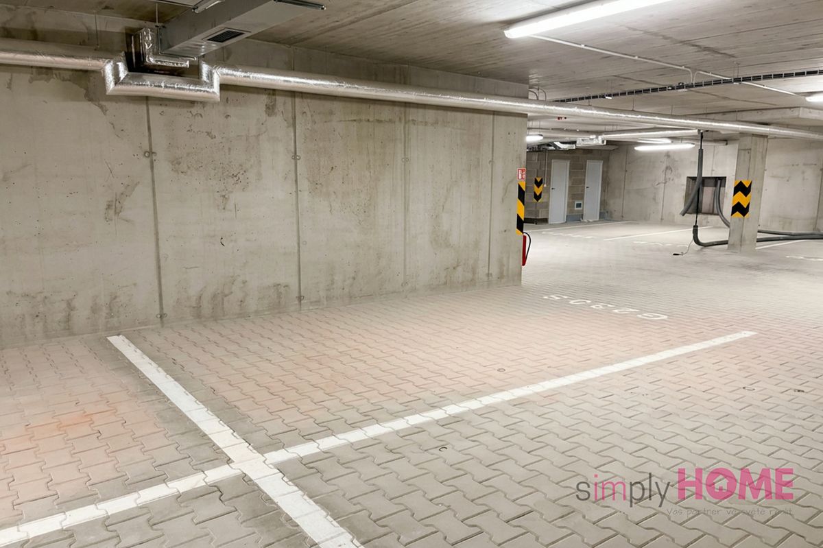 Pronájem garážového stání 13 m², Praha – fotka 1 z 3