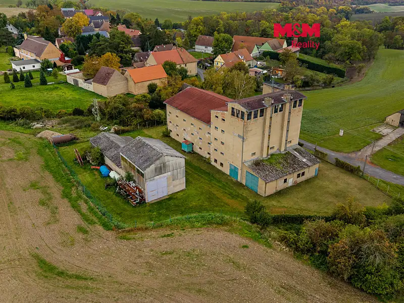 Prodej zemědělského objektu 2000 m², Křešice – náhled fotky 1
