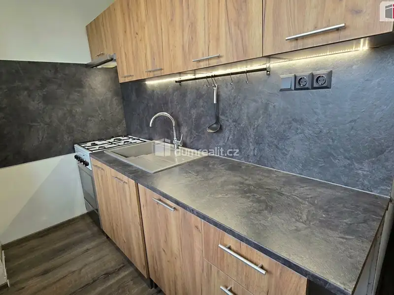 Pronájem bytu 3+1 61 m², Zlín – náhled fotky 1